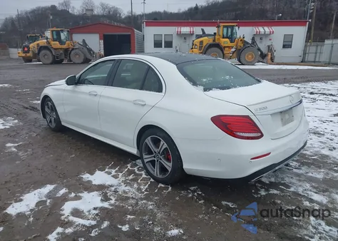 2018 Mercedes-Benz E 300 4Matic z USA, uszkodzony, nr VIN WDDZF4KB9JA378122